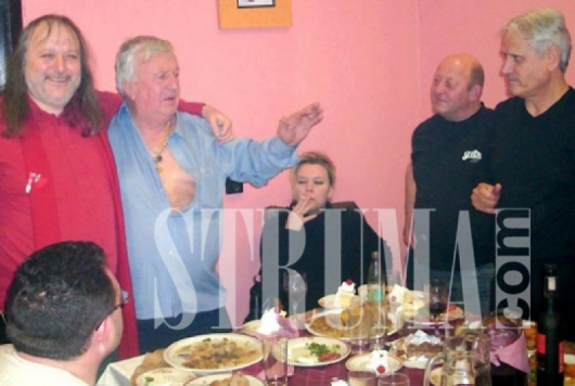 Вънде Въндев в легендарните си години, по време на купон с Володя Стоянов