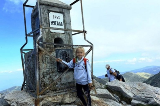 8-годишната Виктория стана алпинист на годината. Момиченцето от Петрич прекара