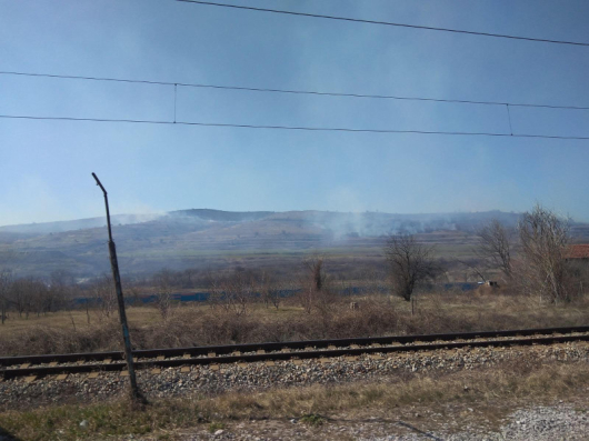 Около 250 дка сухи треви и храси горят край Дупница.Три