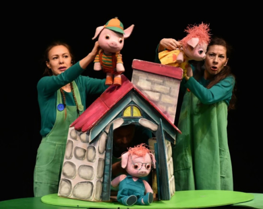 Актьорите от Общински куклен театър – Благоевград радват малчуганите с