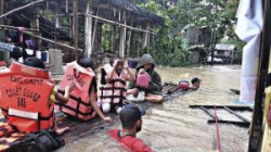 Най-малко 121 души са загинали в свлачища и наводнения, причинени