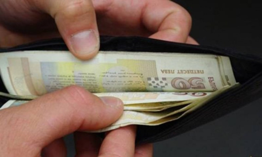 Българският премиер Кирил Петков обяви че дарява една своя заплата