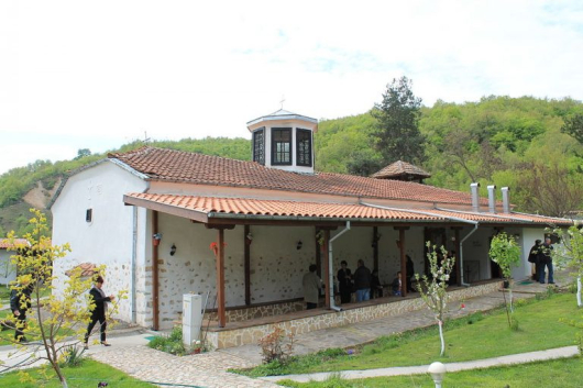 Село Златолист се намира в община Сандански област Благоевград Разположено