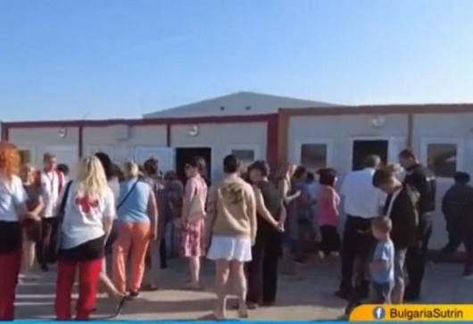 Центърът в Елхово затваря а бежанците се извозват с автобуси