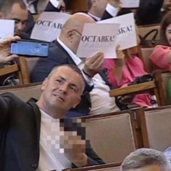 Депутатът Христо Петров (Ицо Хазарта) показа среден пръст в пленарната
