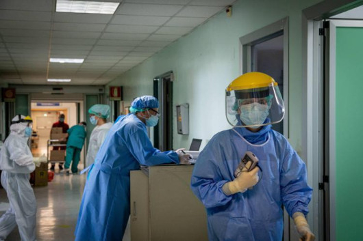 Инфекционисти -лекари, медицински сестри и санитари, които обслужват пациенти с
