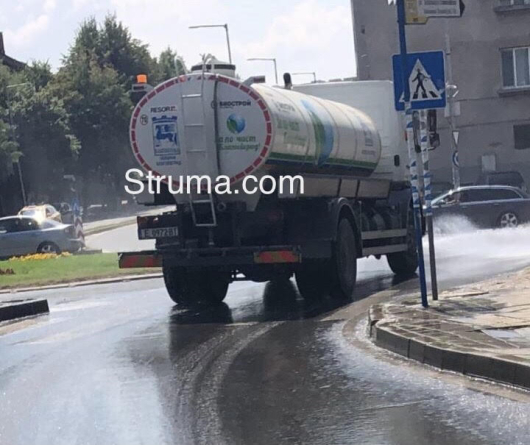 Цистерни с вода разхлаждат главните пътни артерии в Благоевград. От