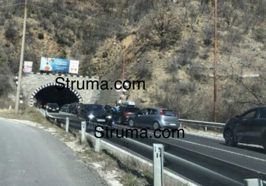 Два леки автомобила с румънска регистрация се удариха на гл.