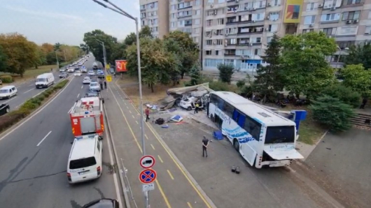 Автобусът с мигранти, който удари патрулна кола в Бургас и