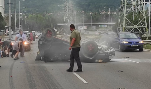Катастрофа на столичния булевард България шофьор блъска друг автомобил