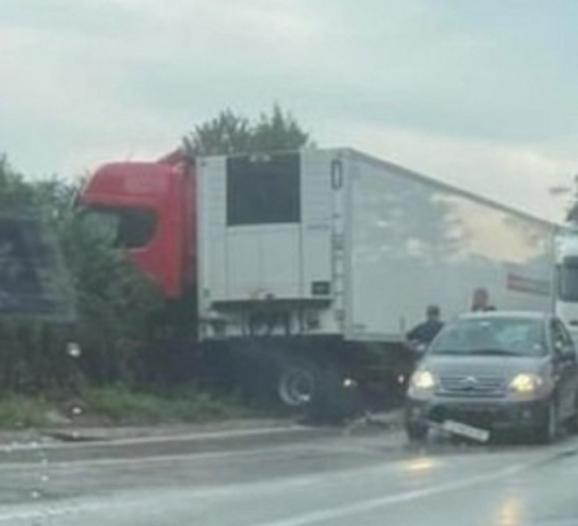 Катастрофиралтир затвори международния път Е-79 между Мездра и Ботевград. Инцидентът