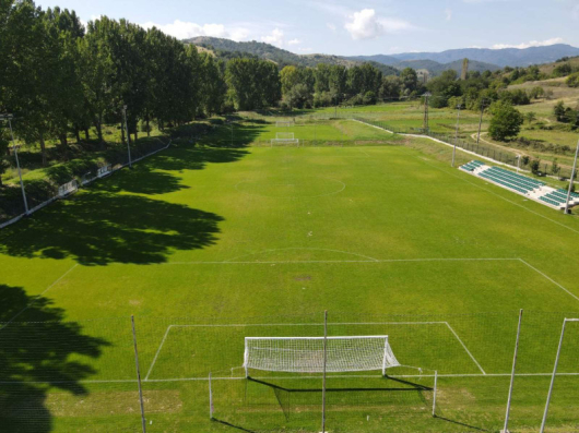 Футболните терени, намиращи се на спортната база в село Падеш,