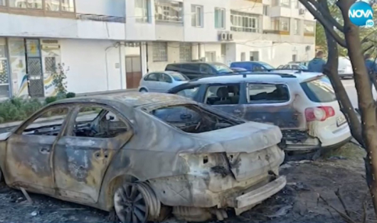Пет коли изгоряха до основи във варненския квартал Чайка, предава