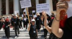 Голям брой пенсионери излязоха на протест в Гърция, съобщи Катимерини.Те