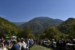 Стотици миряни от село Брежани, цяла симитлийска община и околията