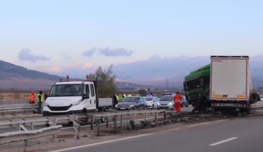 Инцидент с камион на магистрала Струма Шофьорът е загубил контрол