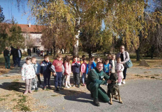 Възпитаници на детски градини гостуваха днес на РДГП-Кюстендил. Те научиха