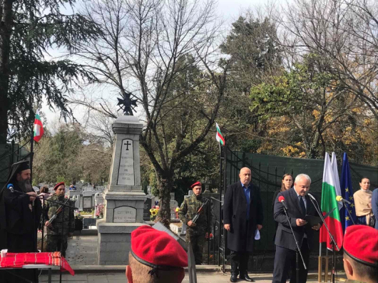 Министър Иван Демержиев присъства на панихидата пред Паметника-костница на загиналите