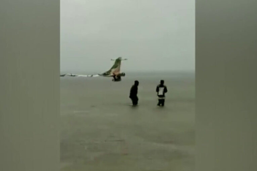 Инцидентът станал при опит за кацанеПътнически самолет падна в езерото
