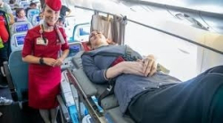 Авиокомпания премахна 6 седалки, за да настани най-високата жена в