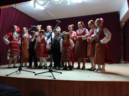 Певците от група Банска младост, с ръководител Нели Михайлова, подариха