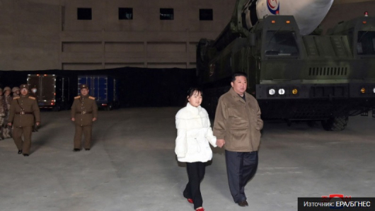 Севернокорейският лидер Ким Чен Уне наблюдавализстрелването на нов тип междуконтинентална