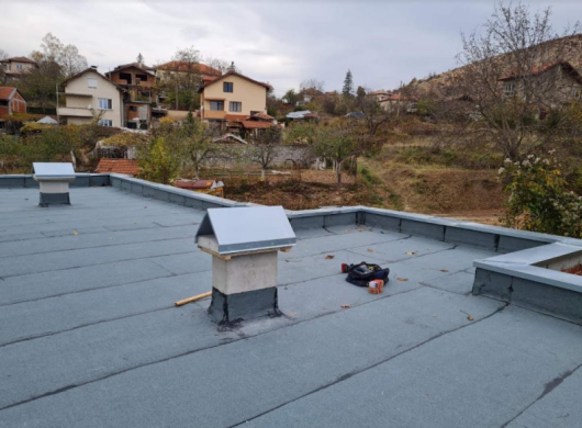 Община Благоевград извърши ремонт на покрива на съблекалните намиращи се