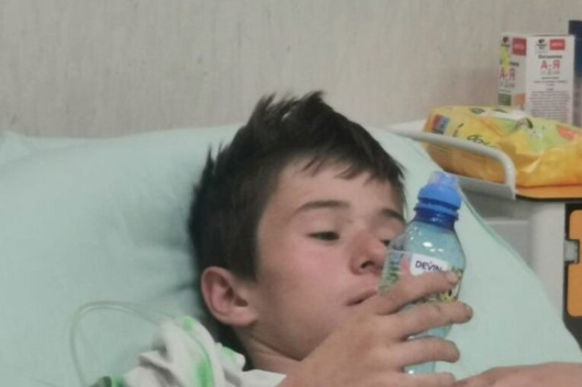 Първа снимка на 12-годишният Александър, който се възстановява в Пирогов“