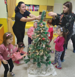 Коледни елхи украсиха деца родители и учители в първия ден