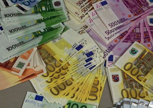 Задържаха 44-годишна жена, откраднала 5000 евро от братовчедка си във