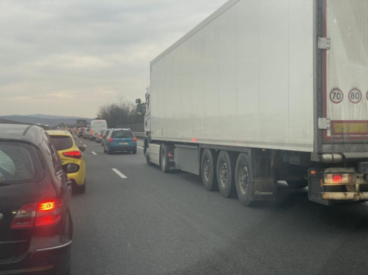 Огромно задръстване блокира автомагистрала Тракия“ в посока София.Опашката от коли