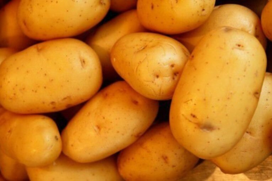 Най-малко осем души загинаха в Индия, затрупани от картофи. Зеленчуците