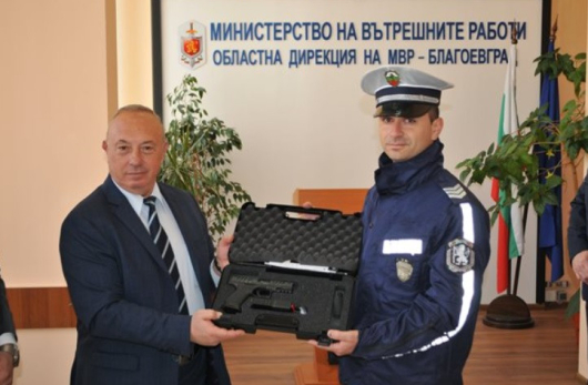 Полицай от Петрич получи награда от заместник-министъра на вътрешните работи