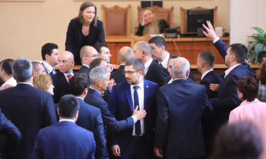 Наложи се председателят на НС Росен Желязков да прекъсне заседанието,