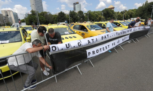 Протести на таксиметрови шофьори в Румъния, съобщи Данас.Демонстрантите настояват за