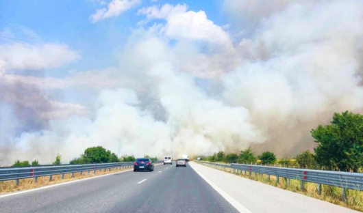 Огромен пожар бушувана магистрала Тракия“, близо до разклона заПловдив, съобщиха