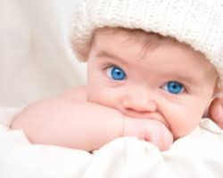 Лекари останаха шокирани когато очите на шестмесечно бебе са променили