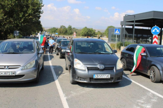 Полицията спря с полицейски кордон от автомобили протестиращите от ТЕЦ