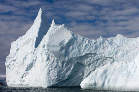 Най-големият айсберг в светасеотдалечаваот водите наАнтарктидаи се насочва къмюжната част