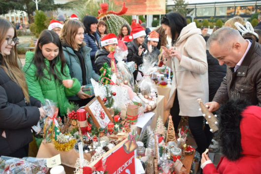 Коледен благотворителен базар, организиран от община Сандански, и днес обедини