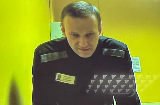 Усмихнат и шеговито настроен Алексей Навални се появи на съдебно