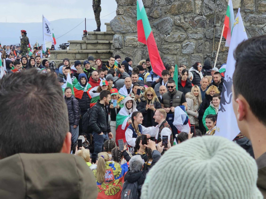 иляди родолюбиви българи от цялата страна изкачват от рано сутринта
