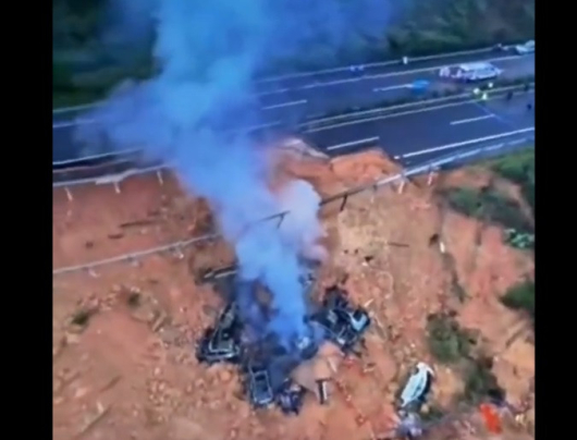Най-малко 19 души загинаха при срутване на участък от магистрала