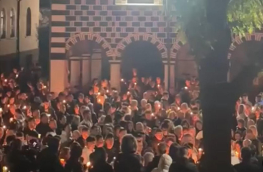 Хиляди миряни посрещнаха Възкресение Христовов храма Въведение Богородично“ в Благоевград.