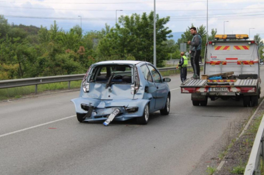 Самосвал удари автомобилна Е 79 край Благоевград Сигналът за инцидента е подаден