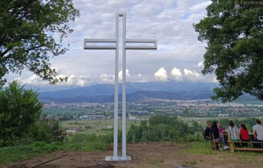 Шест метров метален кръст издигнаха жителите на благоевградското село Покровник