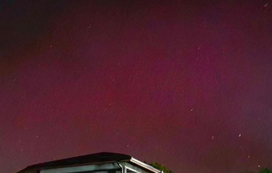 Червено сияние озари отново небето над България тази нощ. Това