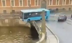Седем души загинаха след като пътнически автобус падна в река