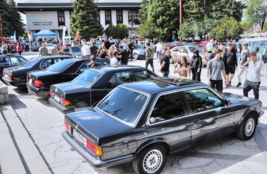 Стари и класически автомобили бяха изложени в събота в центъра