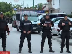 Пловдивски полицай прекара цяла вечер барикадиран у дома си след